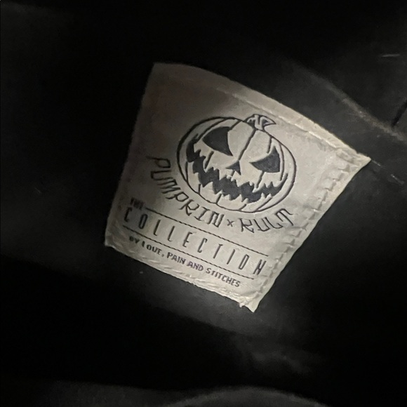 Heart-Shaped Black and Red Crossbody Bag - Picture 2 of 3